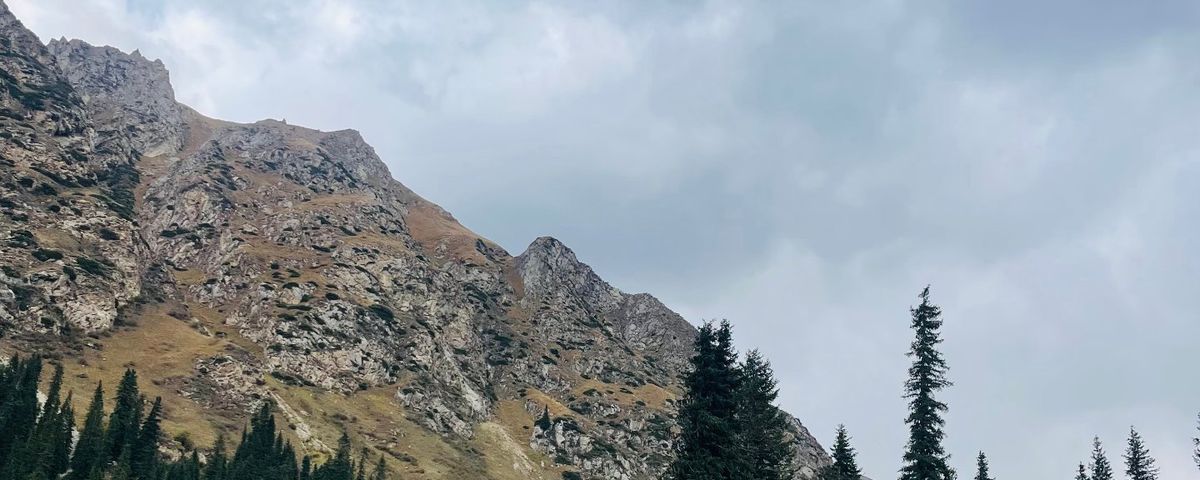 双桥沟枯树湖与雪山倒影